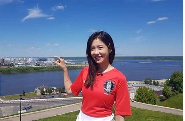 世界杯女神张艺媛  现身俄罗斯观看世界杯甜美笑容依旧