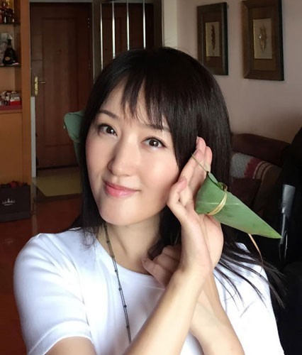 杨钰莹微博晒出与闺蜜一起包粽子照片：与同龄发小同框提前祝贺端午节