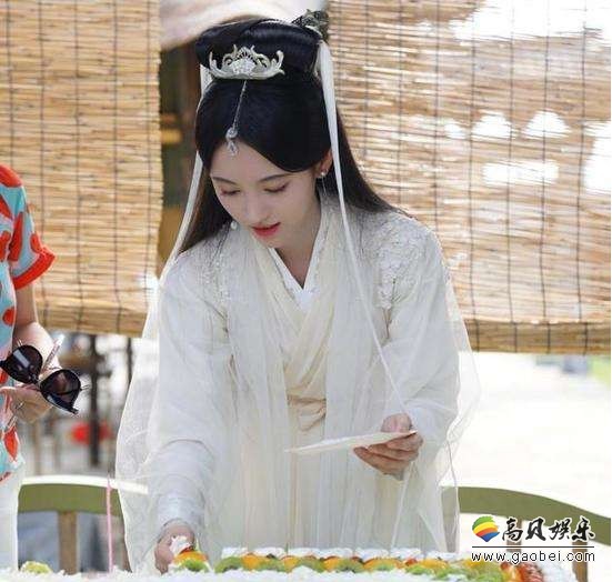 鞠婧祎晒出美照：她一身白色古装，长发飘飘，手捧蛋糕，秀出精致侧颜