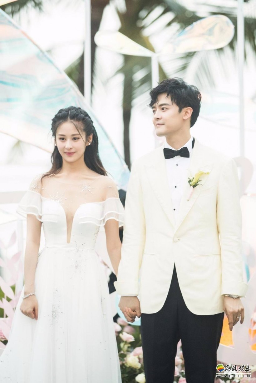 颖儿晒出与付辛博参加《古剑奇谭二》宣传活动照片：夫妇甜蜜幸福同框