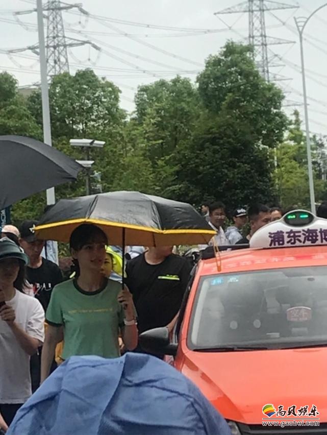 网友晒出Angelababy拍戏路透照：身穿绿色短款T恤，看起来清新自然