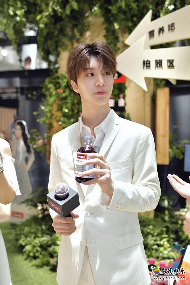 范丞丞亮相上海某快闪店：一身白色西装的他帅气十足！现场遭粉丝围堵