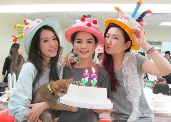 Ella陈嘉桦37岁生日：好姐妹Selina在微博中晒出S.H.E三人合照为其庆生