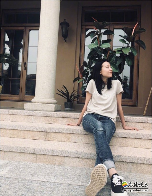 董洁微博晒出照片：手摘果实，轻嗅樱桃，和女孩坐在台阶上，相视而笑