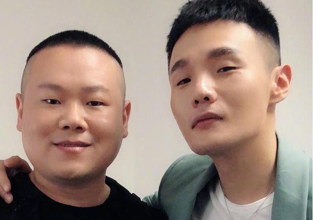 岳云鹏微博晒出和李荣浩合影：两人互相比谁眼睛大，并叫上网友来评理