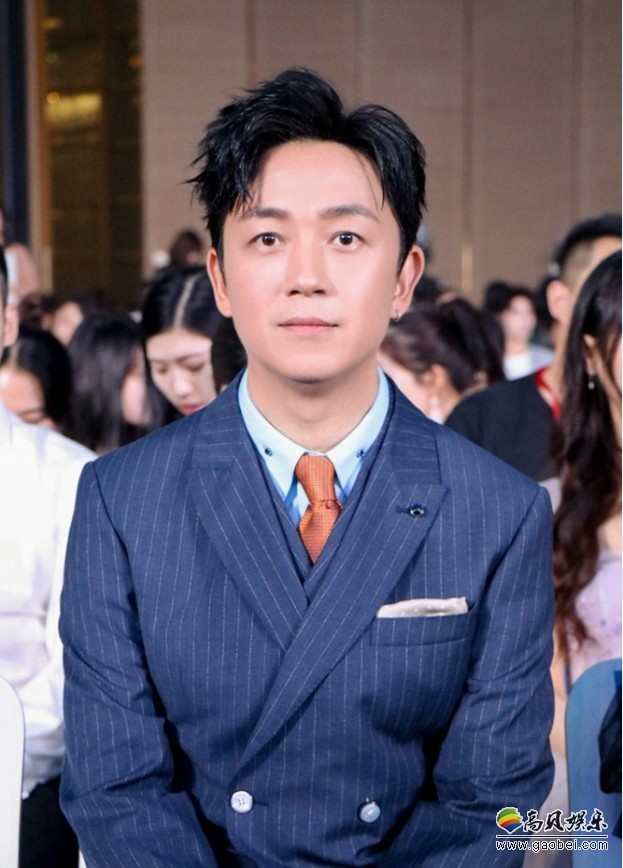 潘粤明凭借《白夜追凶》里的双胞胎角色斩获网络剧年度实力男演员大奖 潘粤明凭借《白夜追凶》里的双胞胎角色斩获网络剧年度实力男演员大奖