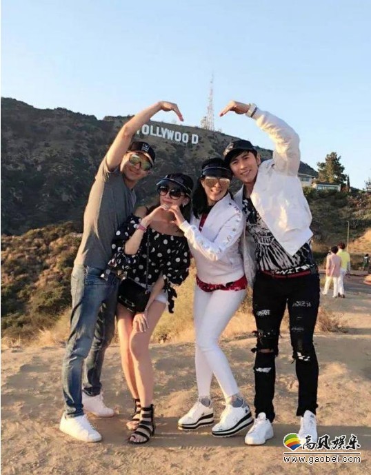 张伦硕和钟丽缇夫妇晒出游览好莱坞照片：林志颖夫妇带着kimi组团同行