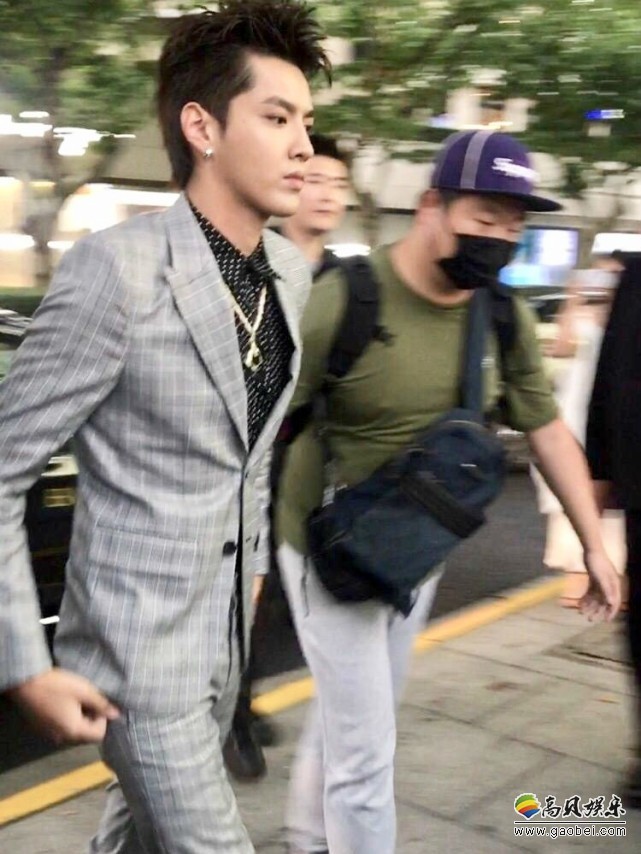 吴亦凡现身某品牌活动：在安保护卫下从容走进会场，正装打扮贵气十足