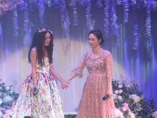 温碧霞旺角麦花臣举行处女个唱：第三轮嘉宾环节请来好友钟欣潼(阿娇)
