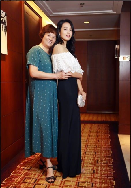 朱丹微博晒出与家人合照：她和妈妈将女儿拥抱女儿，看起来十分的温馨