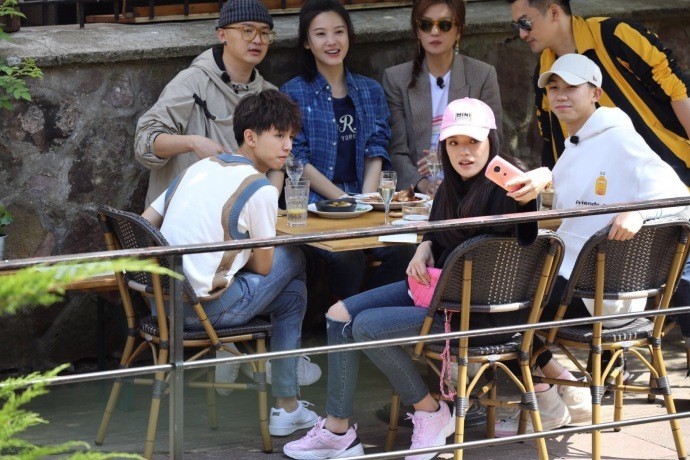 《中餐厅2》杨子姗、包贝尔与赵薇、舒淇、苏有朋、王俊凯、白举纲合影