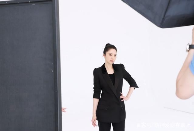 董璇晒出最新拍摄写真花絮照：不受老公高以翔案件影响，开工笑容明媚