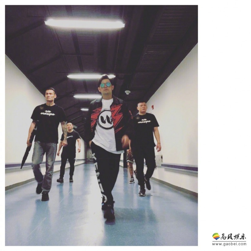 周杰伦晒出录制《中国好声音》现场照：周董双手交叉放胸前！心情很好