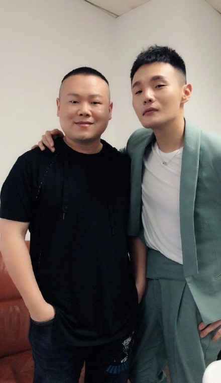 岳云鹏晒出与好友李荣浩合照并配文请网友评理：两人同框画面十分喜感