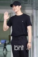 丁海寅为参加时装秀而从仁川机场启程飞往了法国巴黎