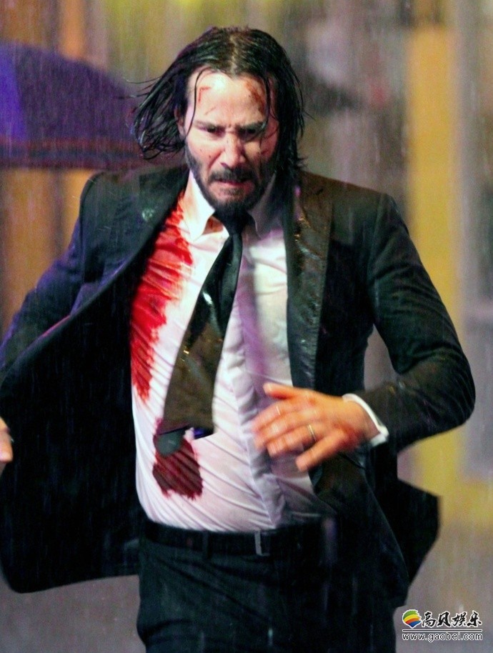 《疾速追杀3》曝光新片场照：基努·里维斯与爱狗在街头瓢泼大雨中奔跑