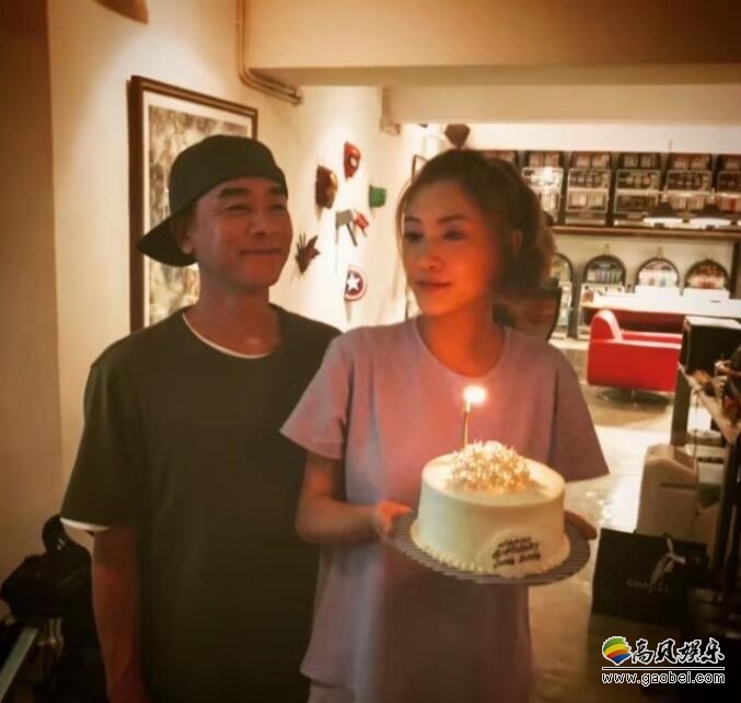 粉丝微博晒出了陈小春及Jasper为应采儿庆祝生日照片：画面幸福又温馨