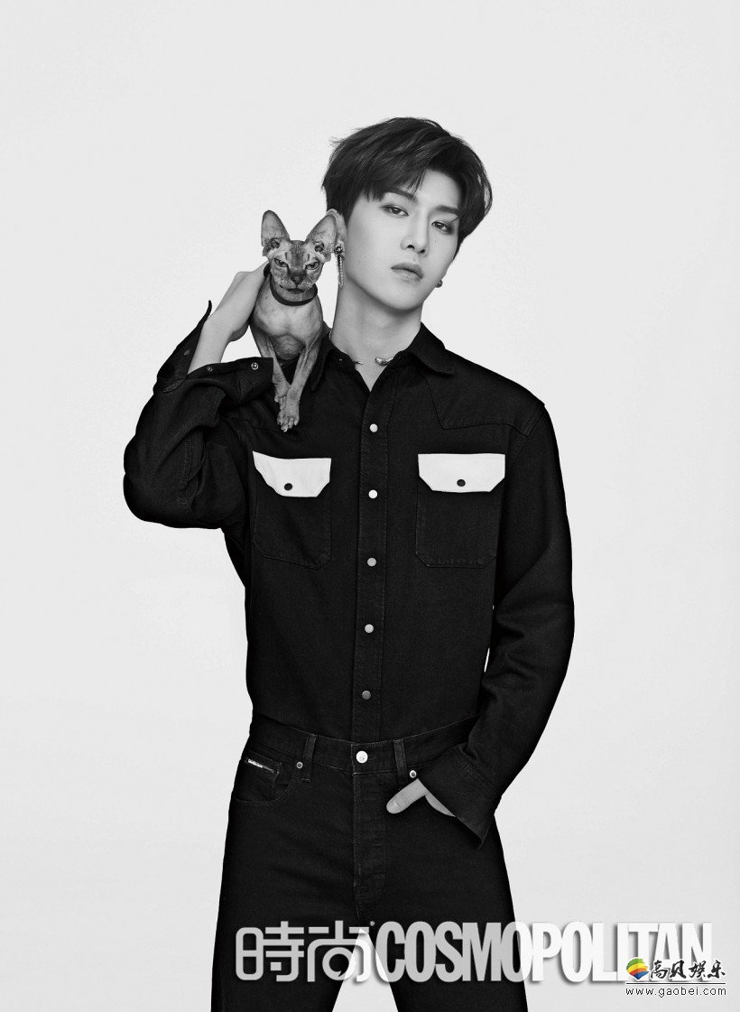 范丞丞首登cosmo7月刊封面身穿calvinklein演绎极简风格大片