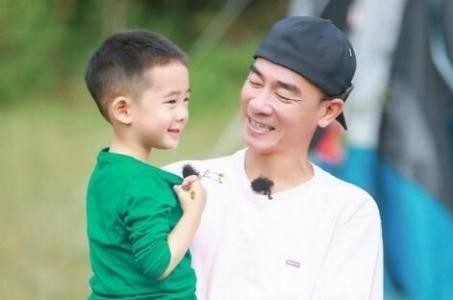 Jasper粉丝团微博上传陈小春拍摄迷之视角视频：Jasper露出可爱肚皮