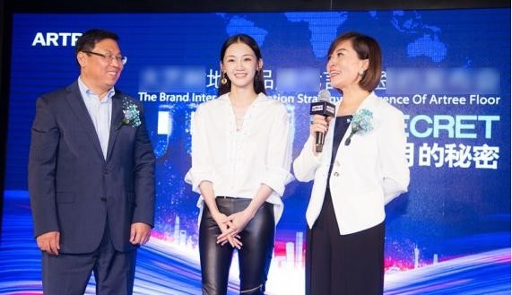 苗苗现身上海出席某品牌活动签约成为品牌代言人：变身时尚干练酷girl