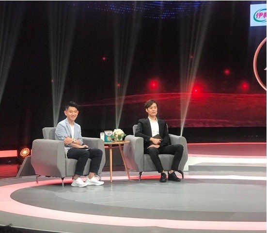 张桐近日参加某综艺节目:一双大长腿格外引人注目!显得非常绅士文气 张桐近日参加某综艺节目:一双大长腿格外引人注目!显得非常绅士文气