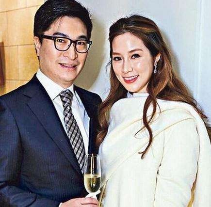 徐子淇被拍到平价店挑选化妆品：老公李家诚也出现陪同娇妻逛街秀恩爱