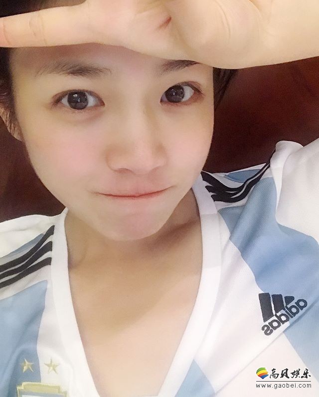 陈妍希晒出美照：一脸素颜，皮肤白皙水嫩，犹如少女般清纯，俏皮可爱