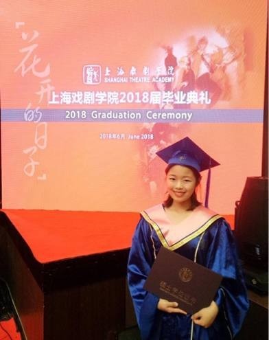 武林外传“莫小贝”扮演者王莎莎晒出毕业照：手捧毕业证书！自信大方