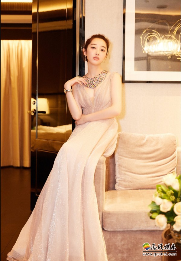 蒋梦婕出席某时尚珠宝开幕派对：举手投足尽显优雅魅力，宛如梦中仙女