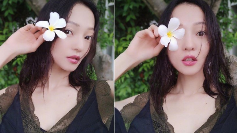 张韶涵晒出美照：身穿蕾丝露肩连衣裙，手拿白色花朵看起来清新又少女