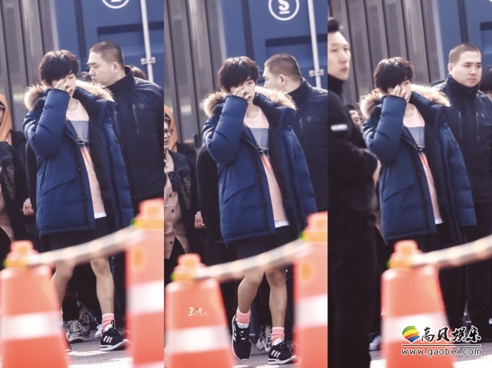 粉丝应援站曝光易烊千玺广告路透图：上身裹着羽绒服，下半身只穿短裤