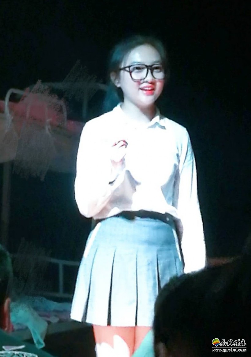 林妙可与同学一起进行学期末汇报演出：林妙可戴着眼镜的模样俏皮可爱