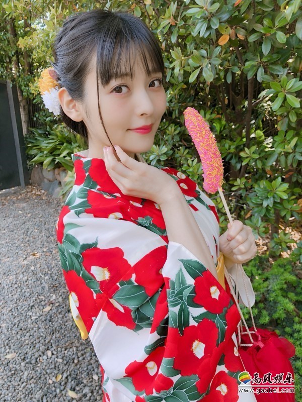 美女声优上坂堇近日分享了一组浴衣美照：清爽浴衣逛庙会显得非常悠闲