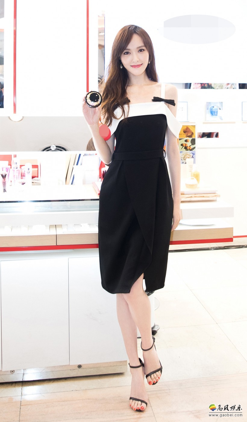 唐嫣出席品牌活动：黑白吊带裙尽显气质优雅，发型“凌乱风”依旧迷人