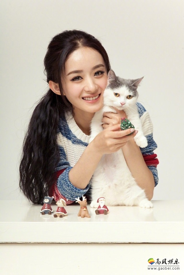 赵丽颖少女系写真：与喵星人同框的她少女心爆棚，软萌可爱像个小女生