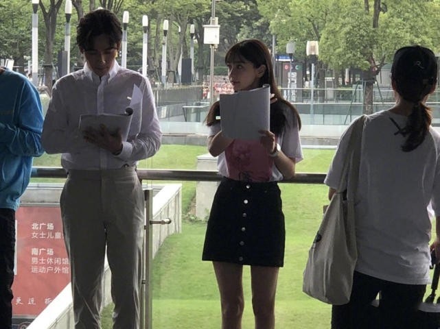 网友在上海南站偶遇Angelababy正在拍摄新剧：而她的搭档则是朱一龙