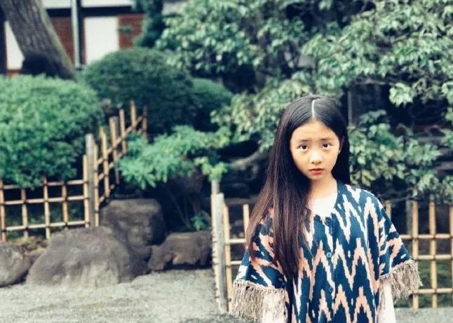 黄磊妻子孙莉晒照：女儿多多为芭比娃娃设计裙子，穿上自己制作的礼服