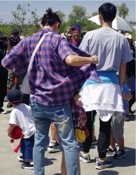 网友偶遇《想想办法吧爸爸》李承铉与女儿lucky：父女俩都穿着格子衬衫