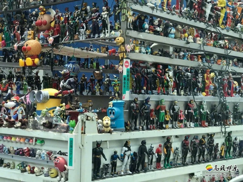 一位日本网友拍摄的“高级版痛车”却更加疯狂：简直就是模型店搬家