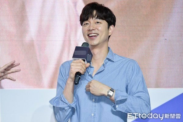 孔刘来台出席摄影派对   当场在台下解开衬衫纽扣