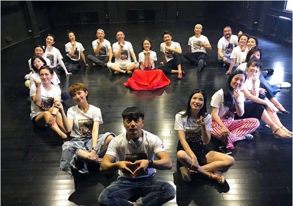 段奕宏晒出中戏94级表演班同学聚会合照：重返中戏校园庆贺毕业20周年