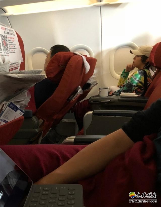 网友爆料香港飞无锡飞机上偶遇王菲女儿窦靖童：应该是到无锡与王菲汇合