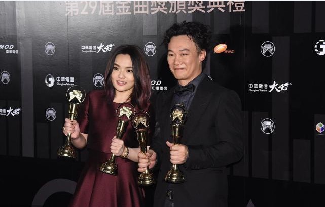 第29届金曲奖落幕:陈奕迅三度封歌王,徐佳莹获最佳国语专辑首度封歌后 第29届金曲奖落幕:陈奕迅三度封歌王,徐佳莹获最佳国语专辑首度封歌后