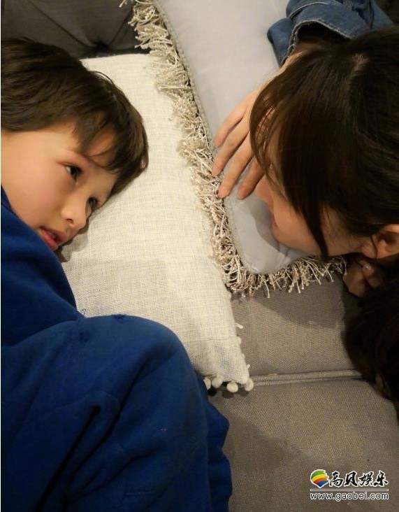 金莎社交平台更新照片：看得出金莎对照片中的萌娃与萌宠喜爱有加