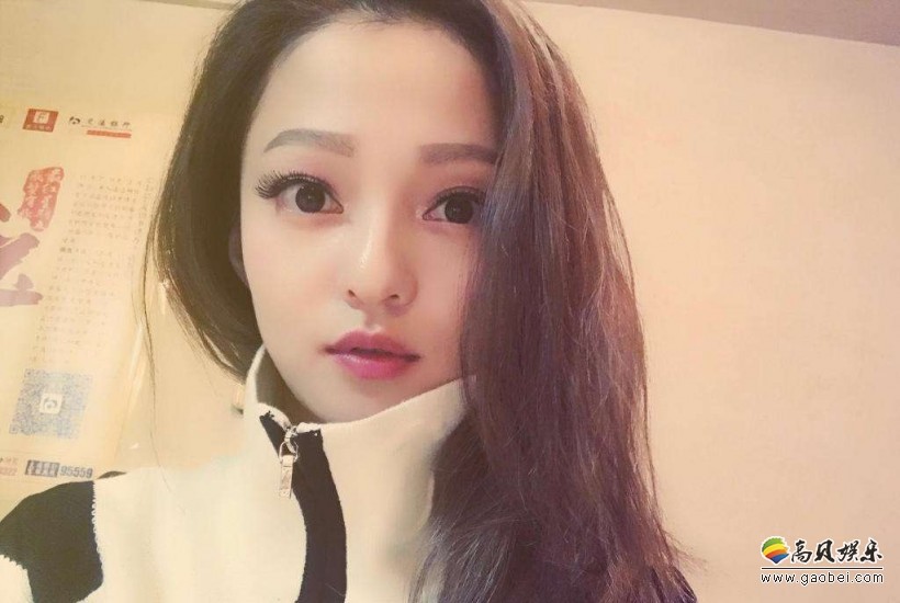 张韶涵晒出素颜照：一身运动装扮，皮肤细腻眼神清澈，露出小蛮腰