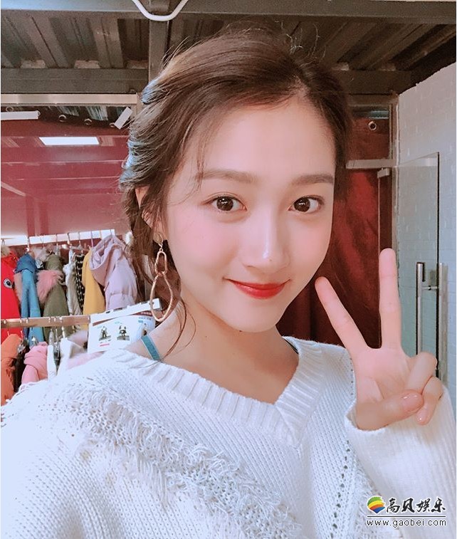 关晓彤晒出自拍美照：齐刘海出镜，嘟嘴卖萌，无辜眼神，可爱水灵又迷人