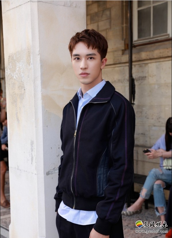 某国际品牌2019春夏男装秀场：许魏洲变身校园帅气学长，尽显青春朝气