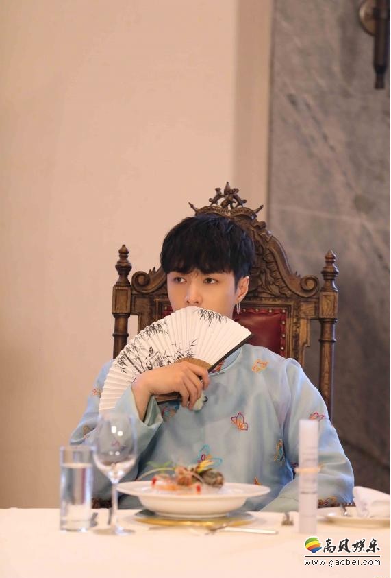 最新一期《极限挑战》烧脑上线：张艺兴乔装打扮保护古画，冒出土味情话