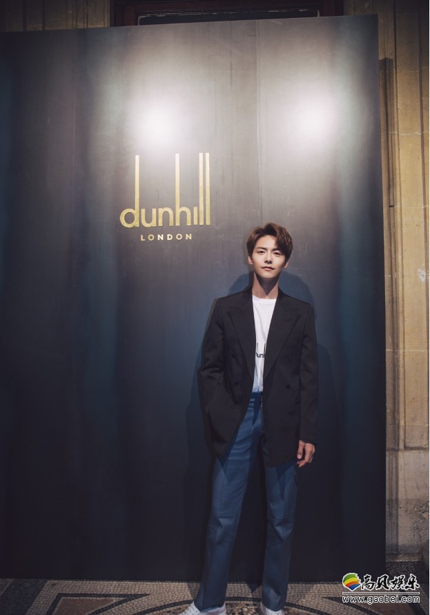 马天宇亮相2019巴黎春夏男装周秀场，黑色晚礼服内搭白色T恤，精致优雅