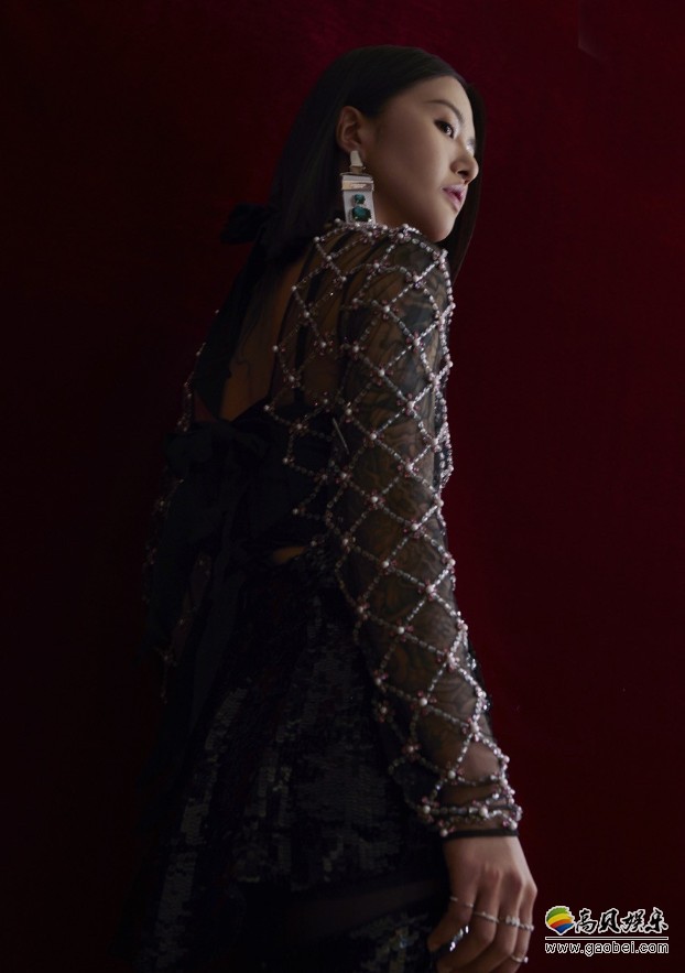 第29届金曲奖颁奖典礼落幕：谭维维渔网露背长裙亮相红地毯！展示气场